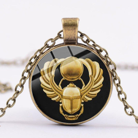 Collier pendentif rond en verre avec scarabée ailes dépliées plaqué or - MonPendentif
