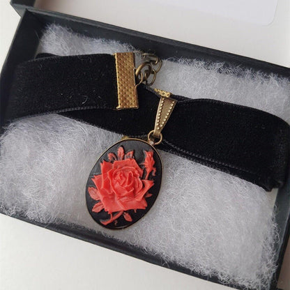 Collier pendentif camé rose en velours ras du cou