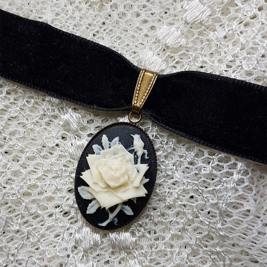 Collier pendentif camé rose en velours ras du cou