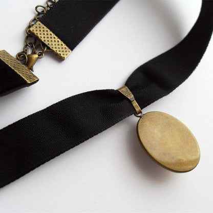Collier pendentif camé rose en velours ras du cou
