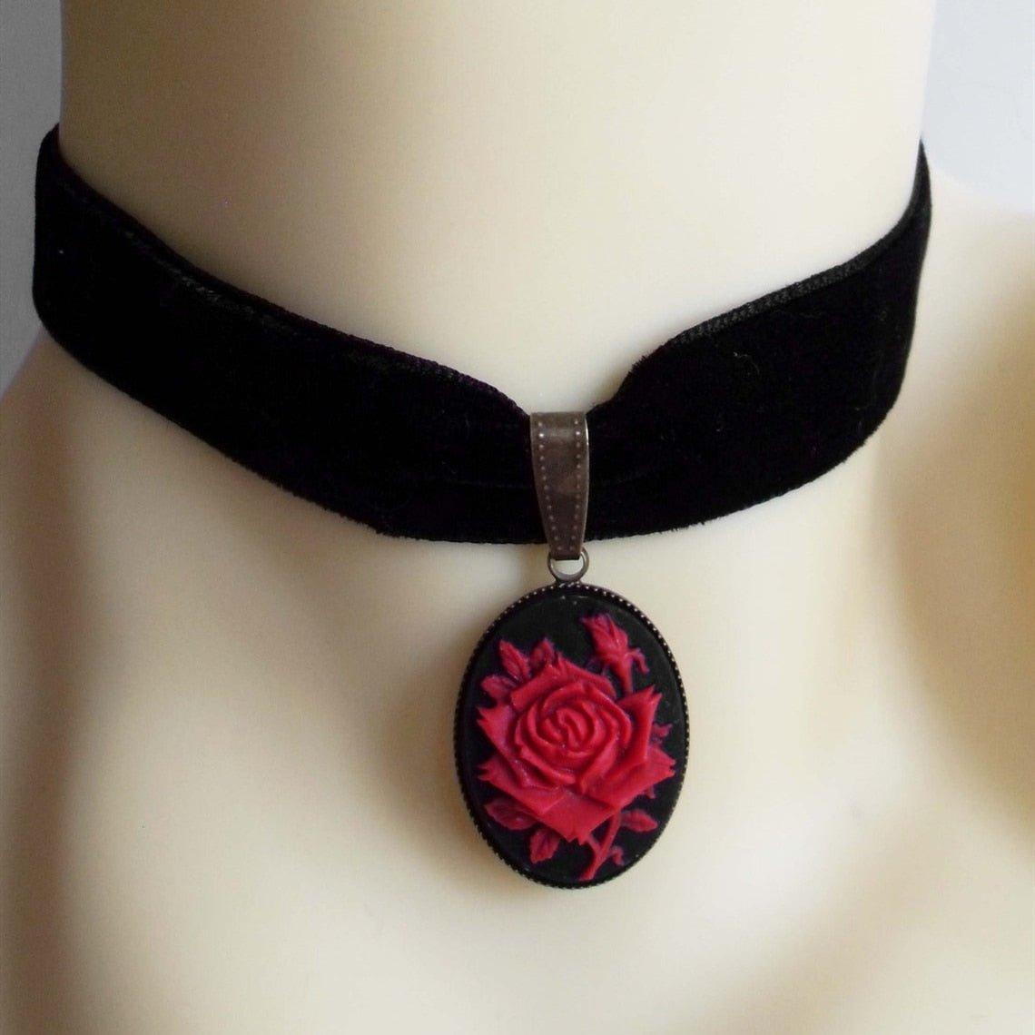 Collier pendentif camé rose en velours ras du cou