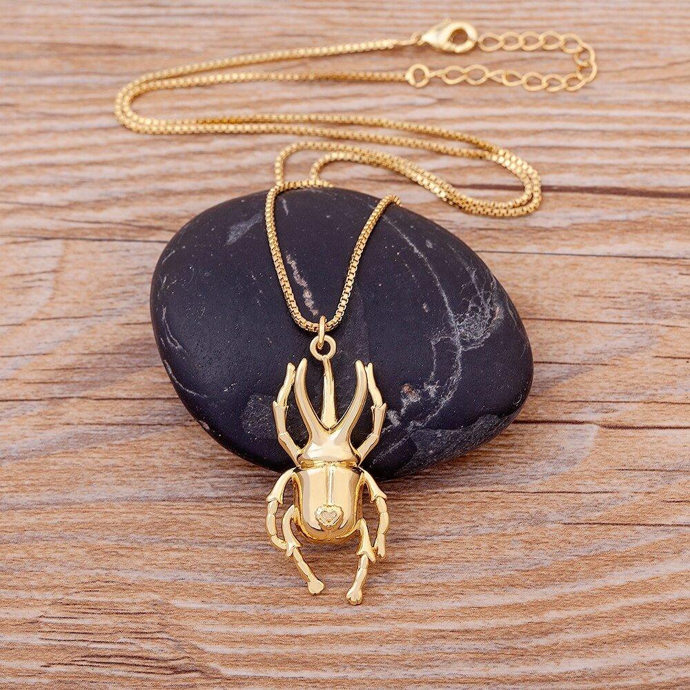 Collier pendentif scarabée long pates