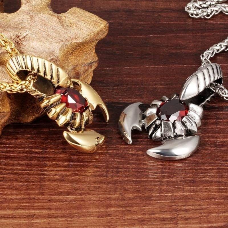 Collier pendentif scorpion cristal rouge plaqué or / argent