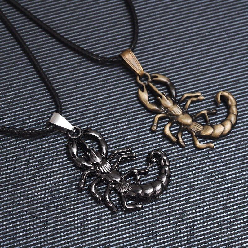 Collier pendentif scorpion relief