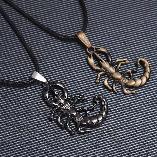 Collier pendentif scorpion relief