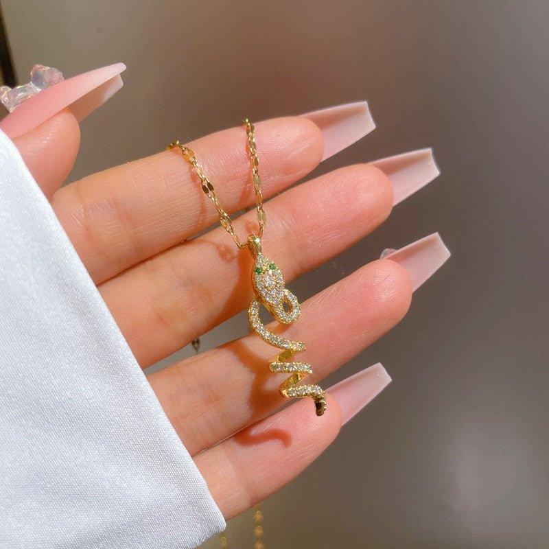 Collier pendentif serpent enroulé strass