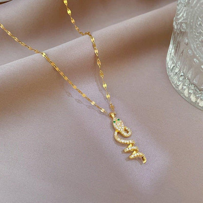 Collier pendentif serpent enroulé strass