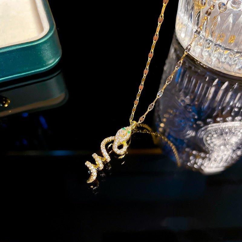 Collier pendentif serpent enroulé strass