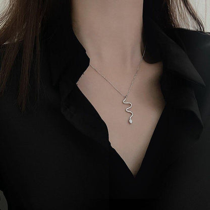 Collier pendentif serpent plat strass