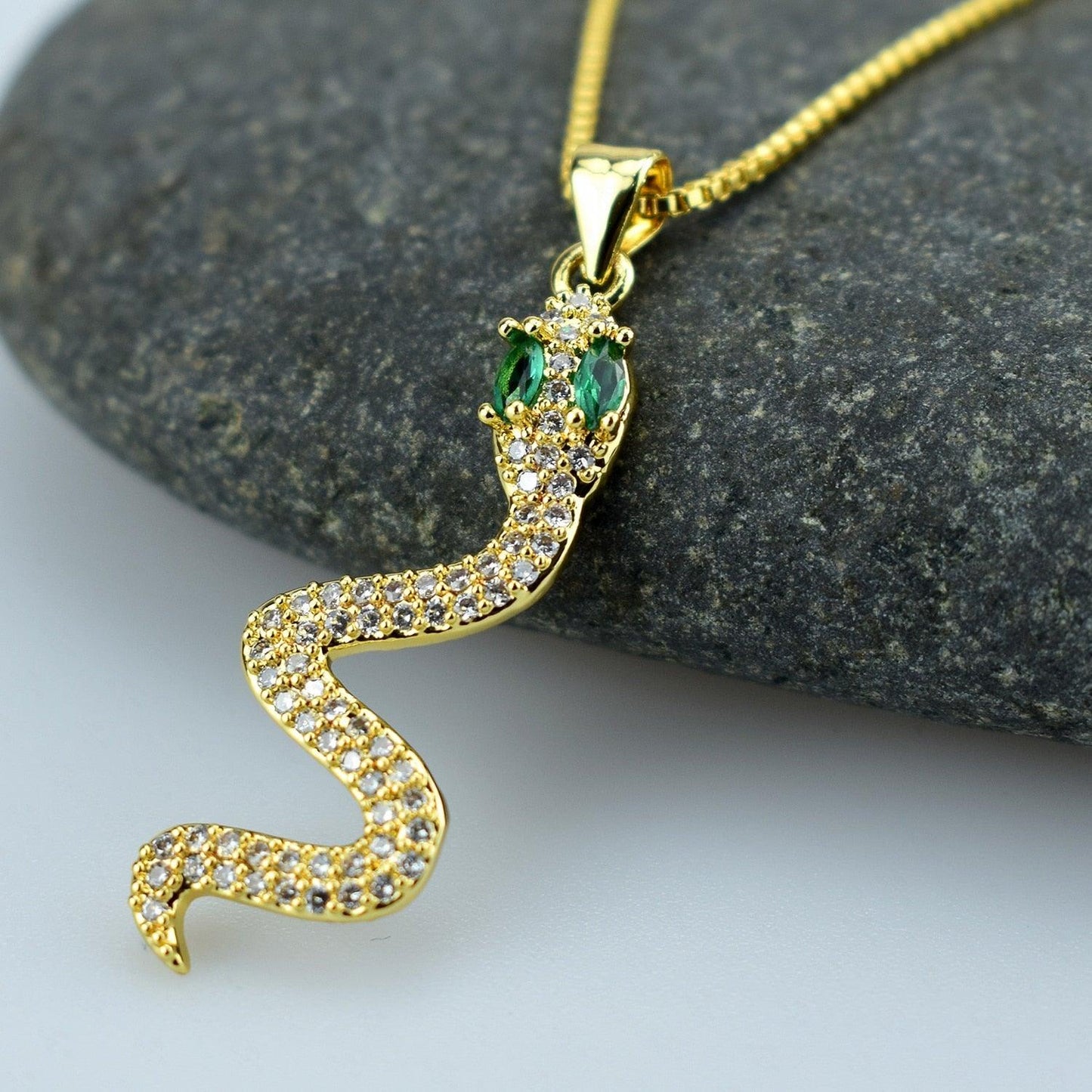 Collier pendentif serpent relief strass