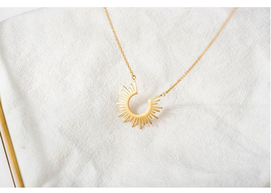 Collier pendentif soleil demi-cercle plaqué or / argent