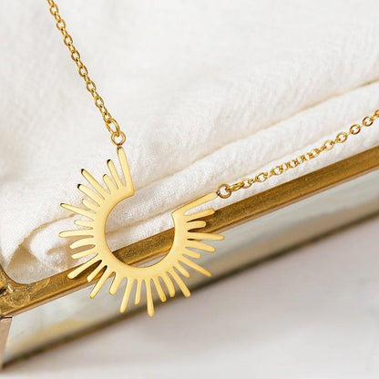 Collier pendentif soleil demi-cercle plaqué or / argent