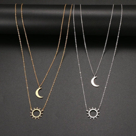 Collier pendentif soleil et lune plat ras de cou plaqué or / argent
