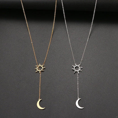 Collier pendentif soleil et lune plat totem plaqué or / argent