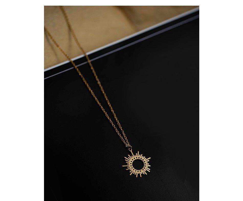 Collier pendentif soleil irrégulier creux plaqué or