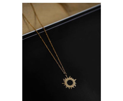 Collier pendentif soleil irrégulier creux plaqué or