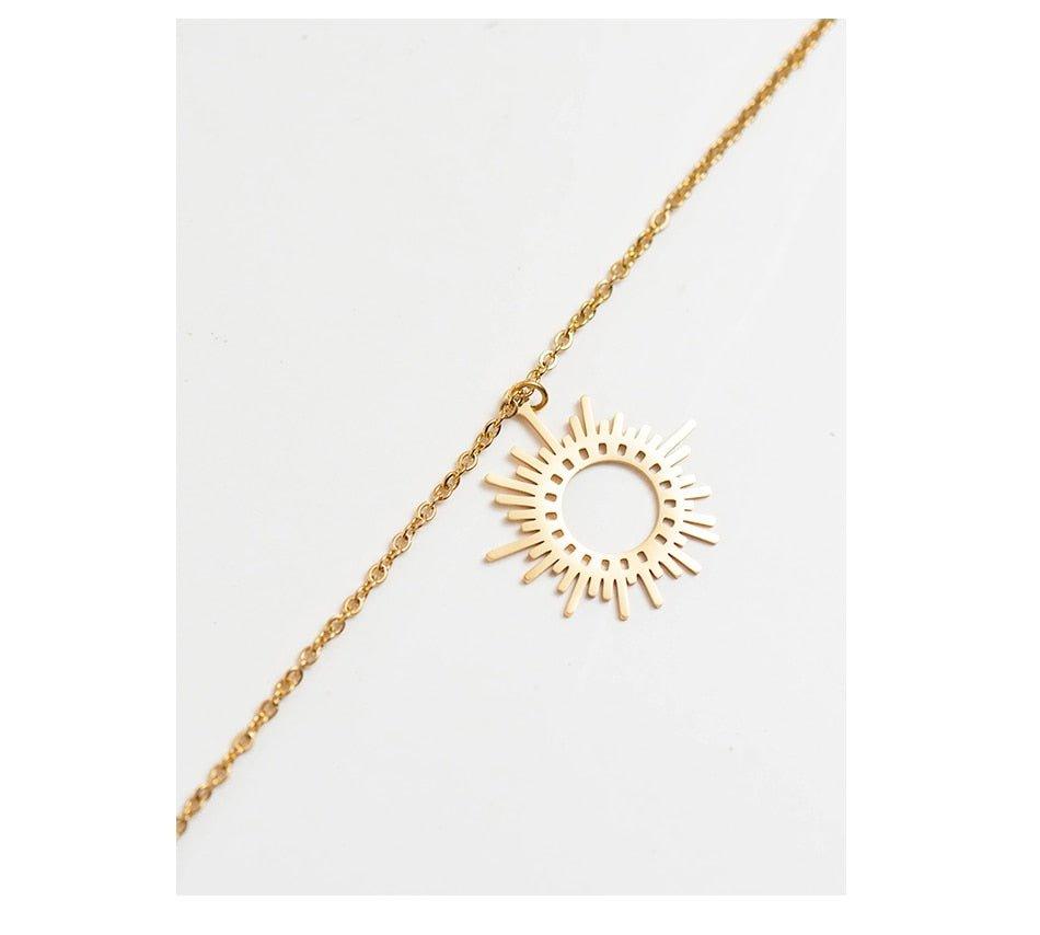 Collier pendentif soleil irrégulier creux plaqué or