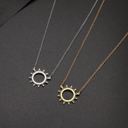 Collier pendentif soleil irrégulier plat creux plaqué or / or rose / argent