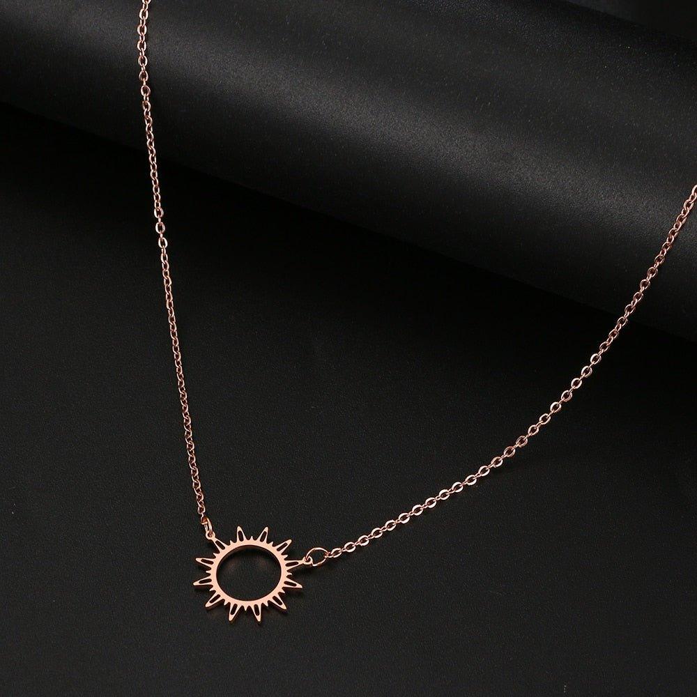Collier pendentif soleil irrégulier plat creux plaqué or / or rose / argent