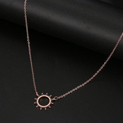 Collier pendentif soleil irrégulier plat creux plaqué or / or rose / argent