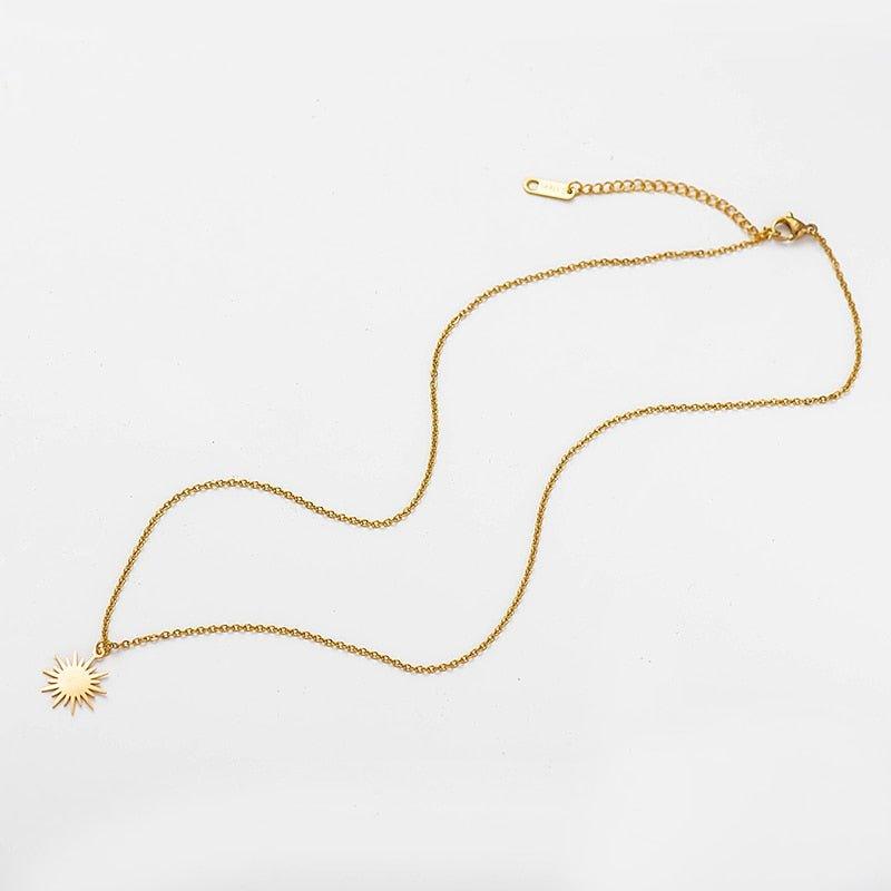 Collier pendentif soleil irrégulier plat plaqué or