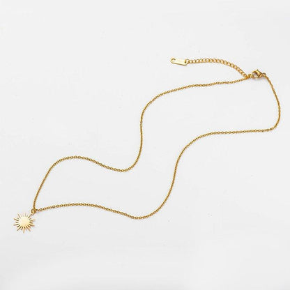 Collier pendentif soleil irrégulier plat plaqué or
