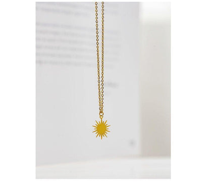 Collier pendentif soleil irrégulier plat plaqué or