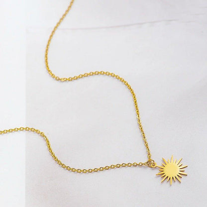 Collier pendentif soleil irrégulier plat plaqué or