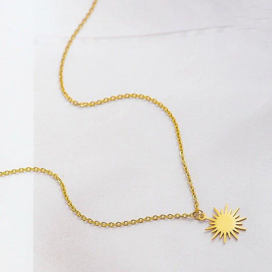 Collier pendentif soleil irrégulier plat plaqué or