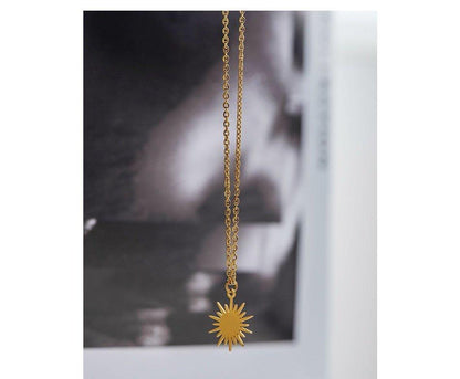 Collier pendentif soleil irrégulier plat plaqué or
