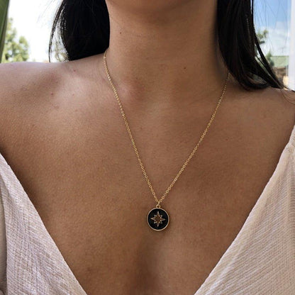 Collier pendentif soleil médaille fond noir plaqué or