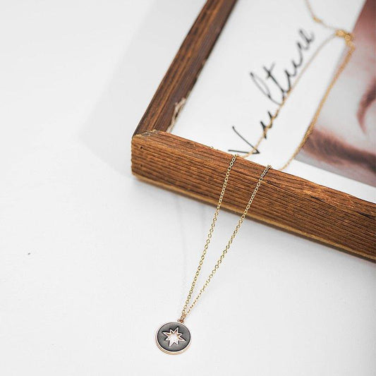 Collier pendentif soleil médaille fond noir plaqué or