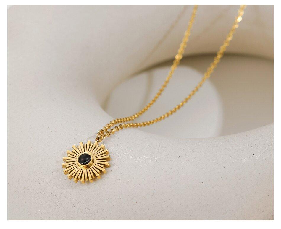 Collier pendentif soleil pierre naturelle plaqué or