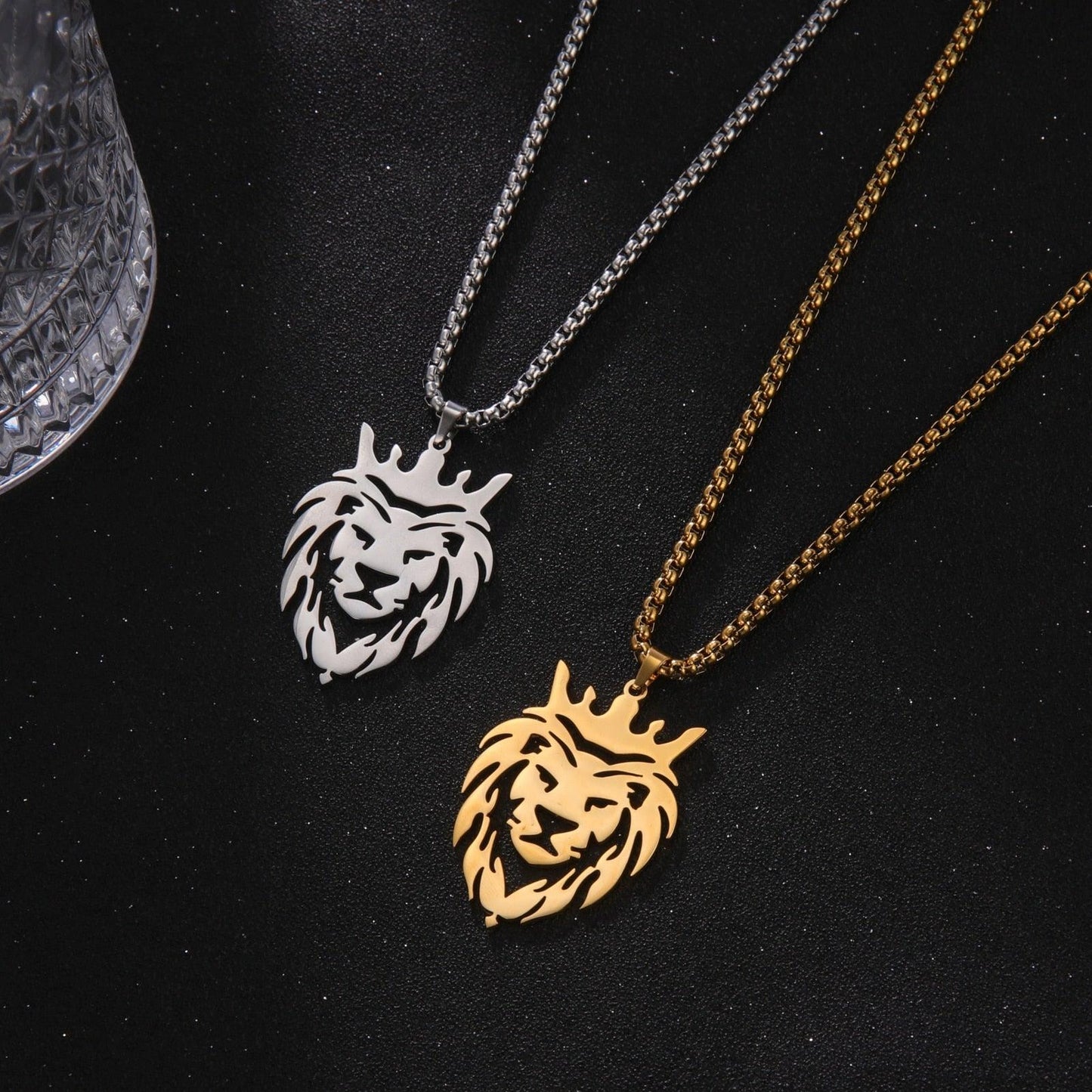 Collier pendentif tête de  lion plat