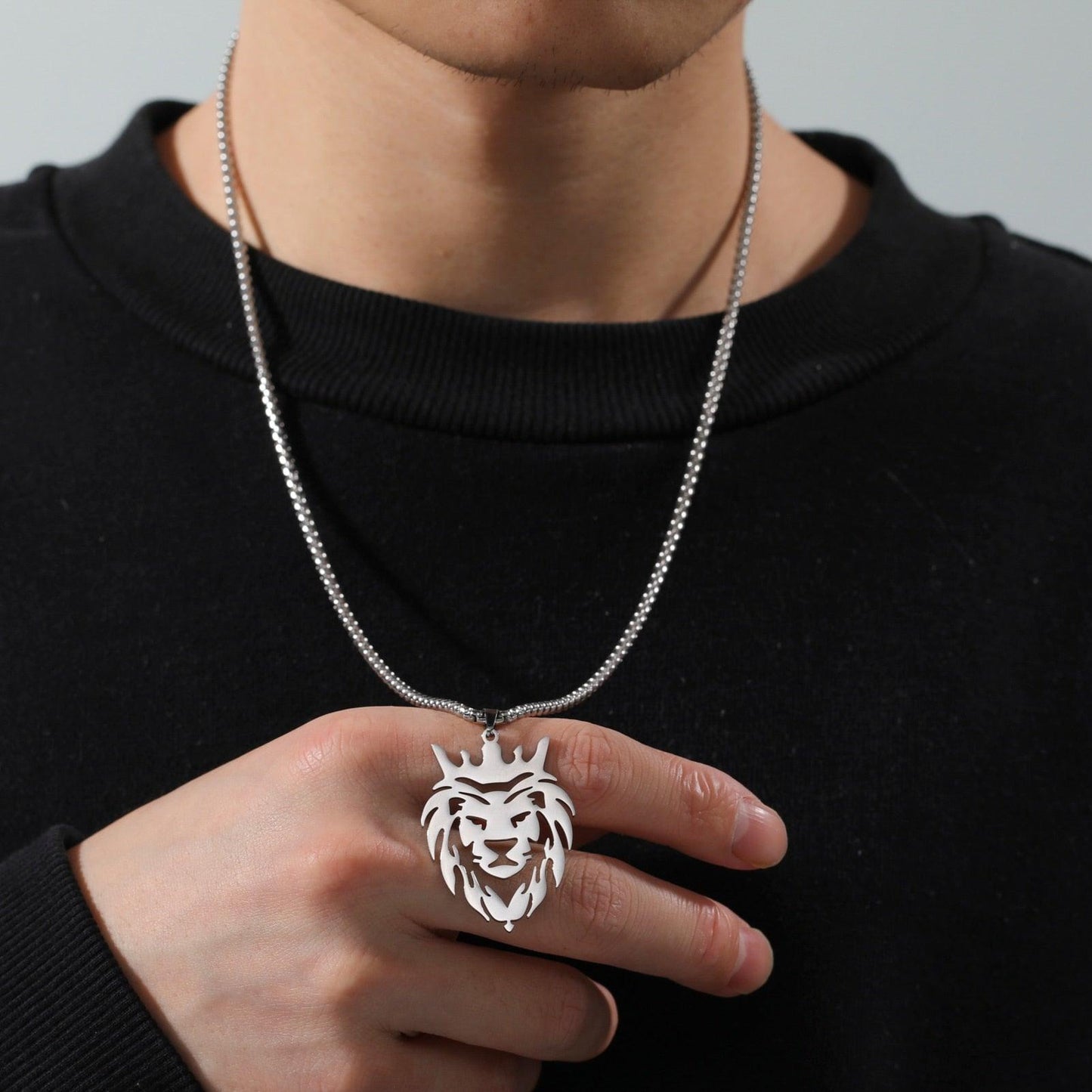 Collier pendentif tête de  lion plat