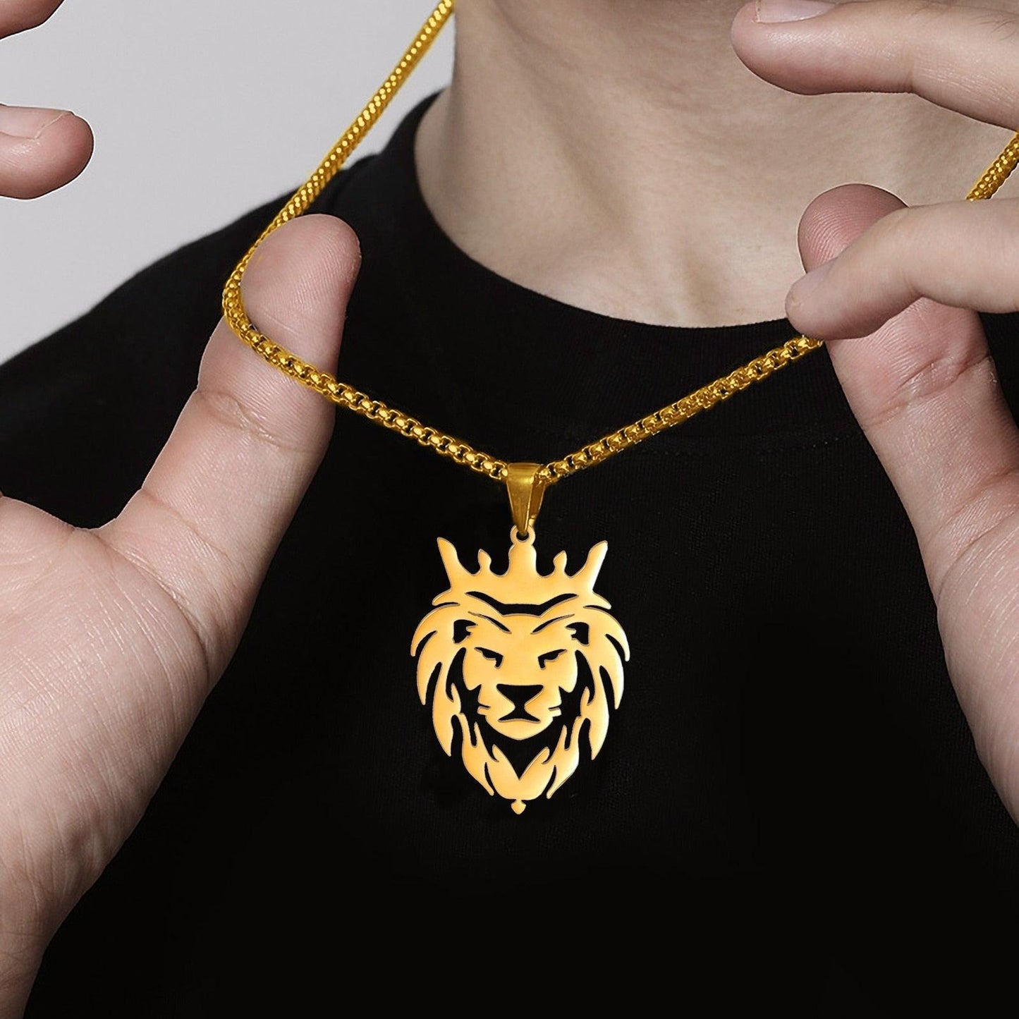 Collier pendentif tête de  lion plat