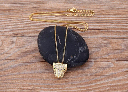 Collier pendentif tête de panthère en strass plaqué or