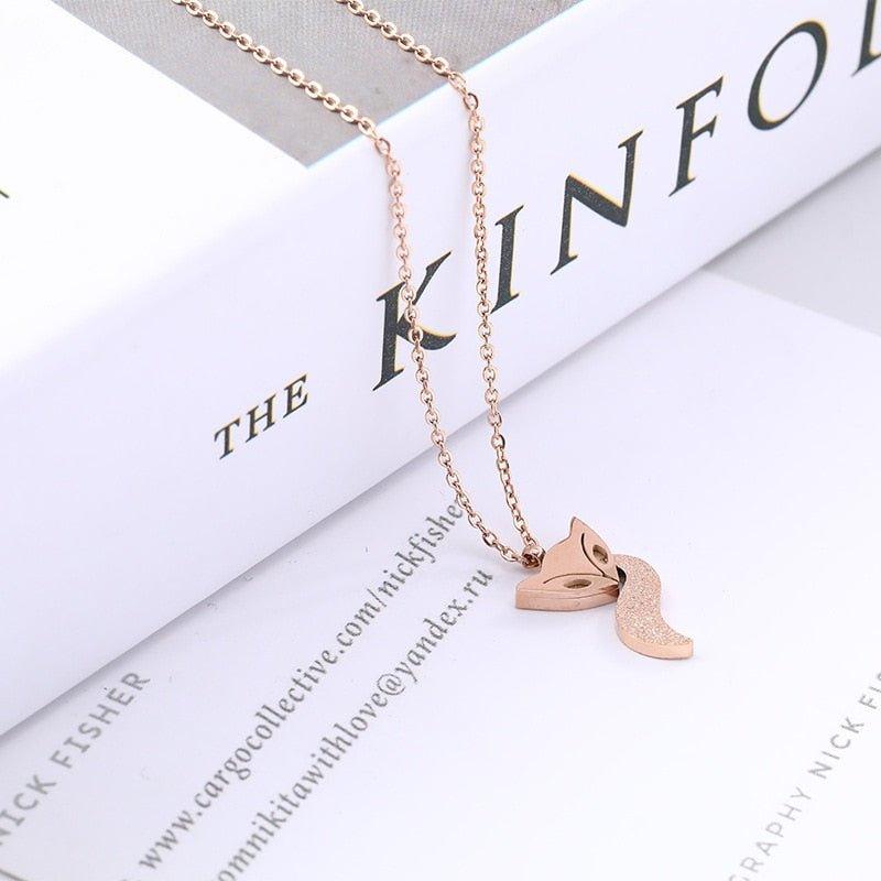 Collier pendentif tête de renard et sa queue plaqué or rose / argent
