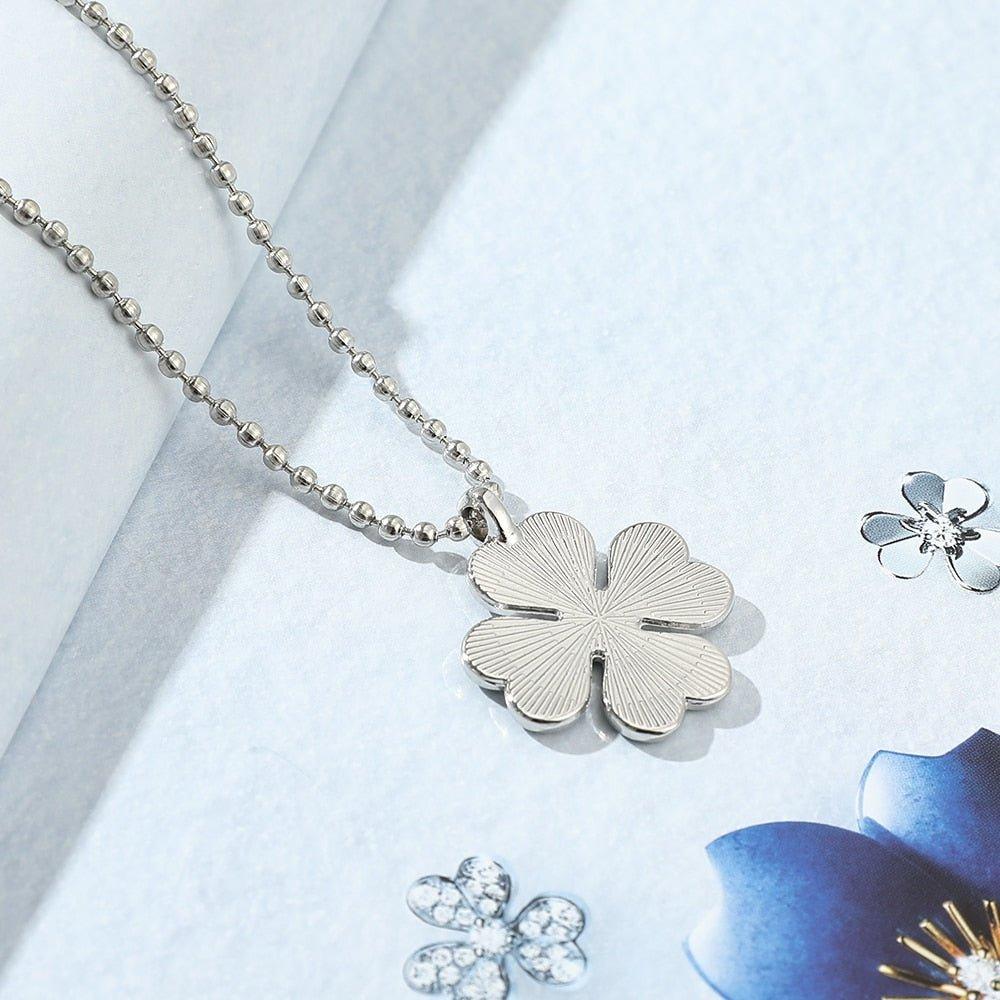 Collier pendentif trèfle à quatre feuilles en coeurs verts