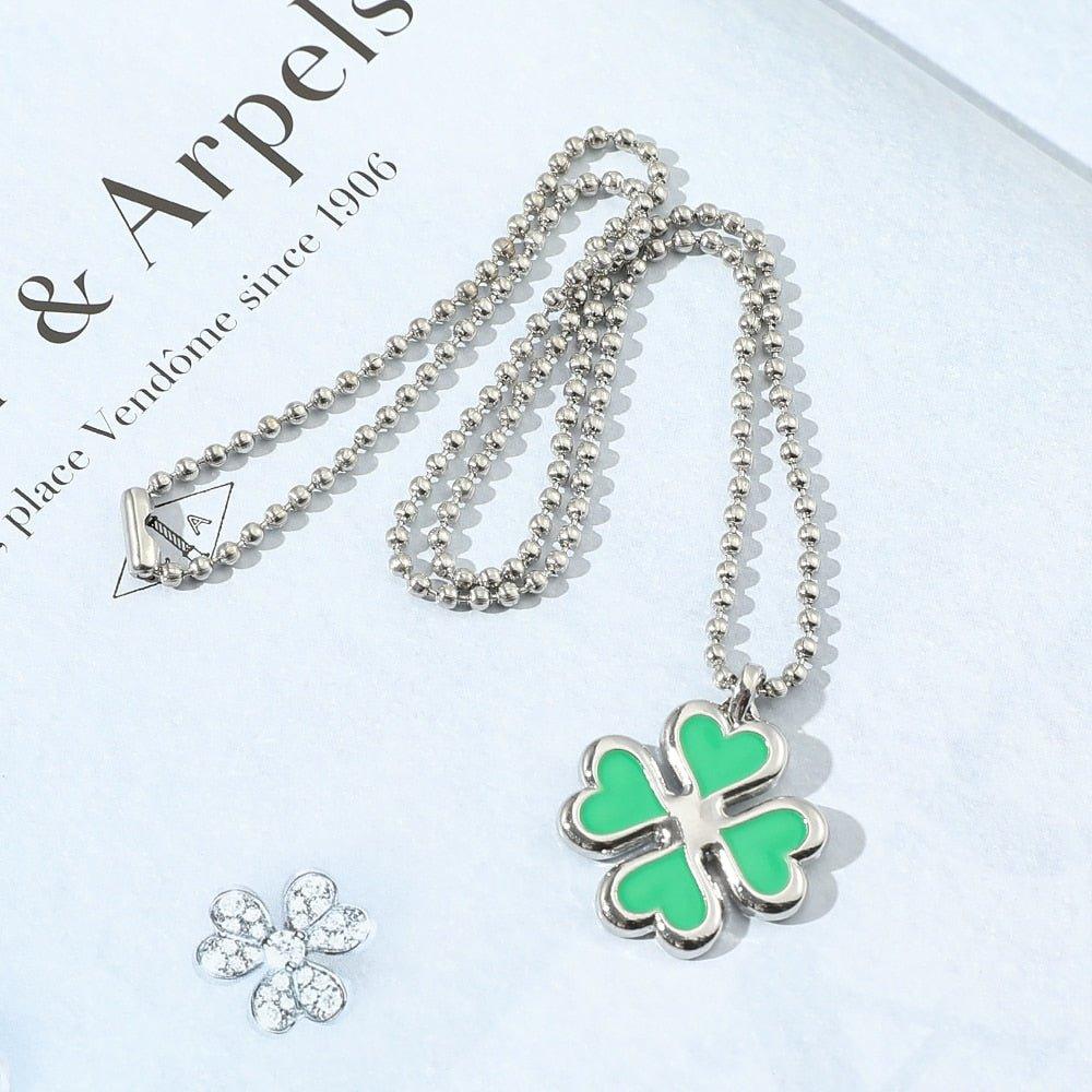 Collier pendentif trèfle à quatre feuilles en coeurs verts