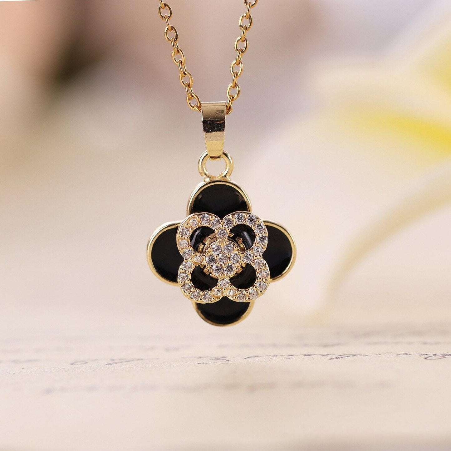 Collier pendentif trèfle à quatre feuilles et strass en plaqué or