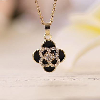 Collier pendentif trèfle à quatre feuilles et strass en plaqué or