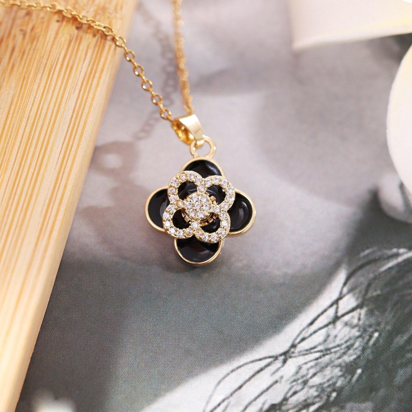 Collier pendentif trèfle à quatre feuilles et strass en plaqué or