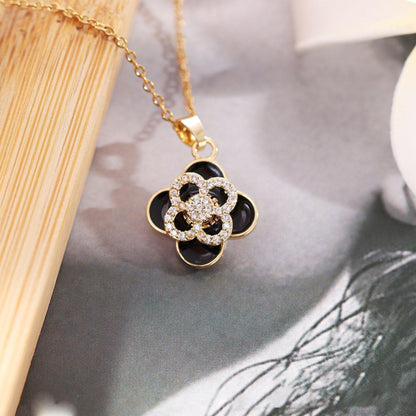 Collier pendentif trèfle à quatre feuilles et strass en plaqué or