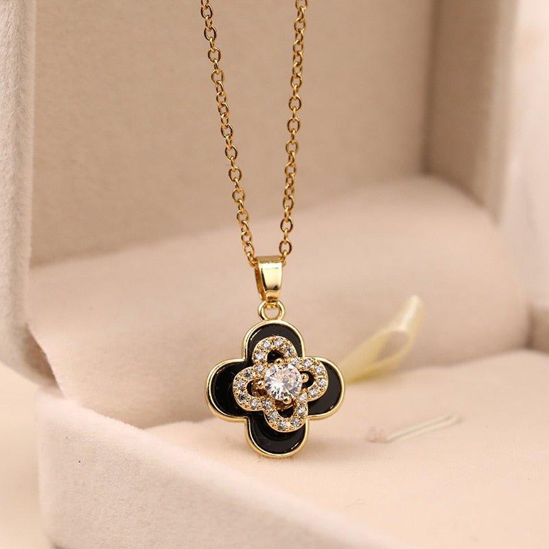 Collier pendentif trèfle à quatre feuilles et strass en plaqué or