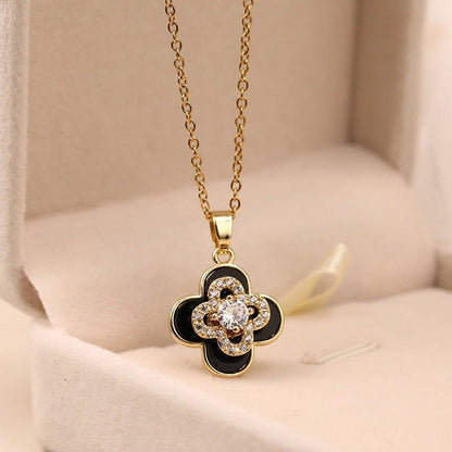 Collier pendentif trèfle à quatre feuilles et strass en plaqué or