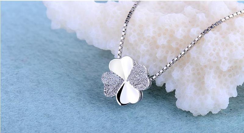 Collier pendentif trèfle à quatre feuilles strass et lisse en argent 925