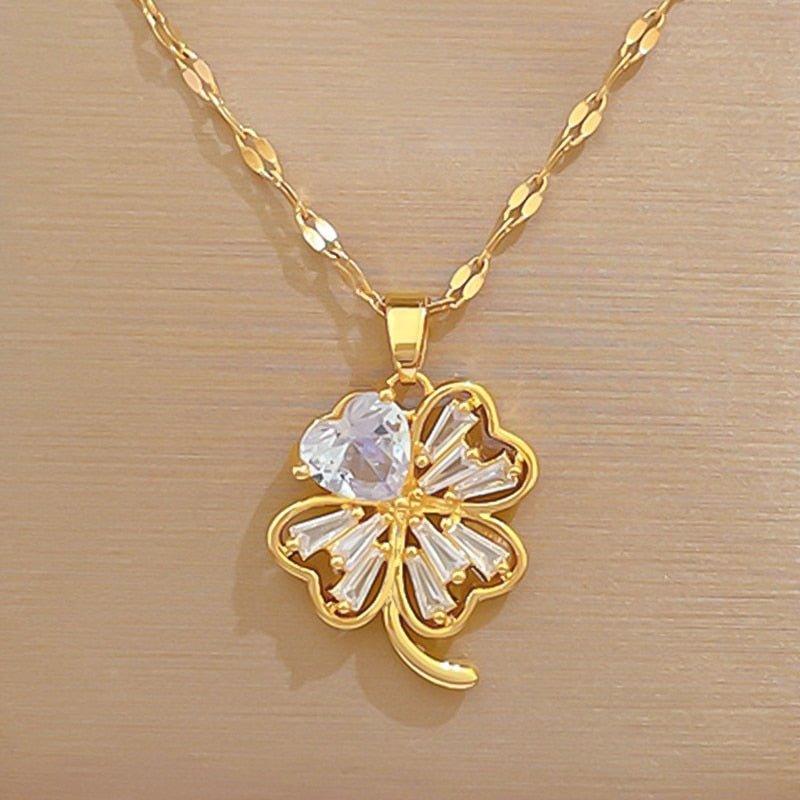 Collier pendentif trèfle en plaqué or cristaux détail coeur - MonPendentif