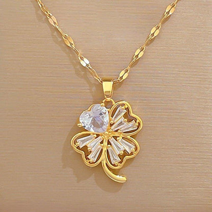 Collier pendentif trèfle en plaqué or cristaux détail coeur - MonPendentif