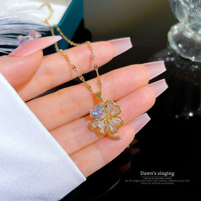 Collier pendentif trèfle en plaqué or cristaux détail coeur